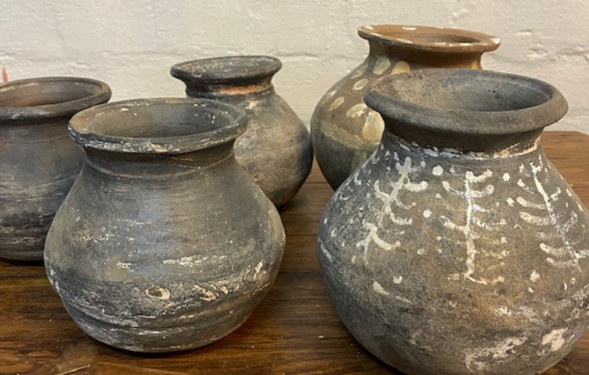 5 vintage pots upon a table